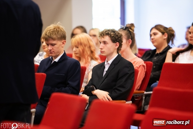 Zdjęcie w galerii na portalu naszraciborz.pl: Finisaż wystawy uczniów Liceum Plastycznego na Zamku Piastowskim wiadomości z regionu