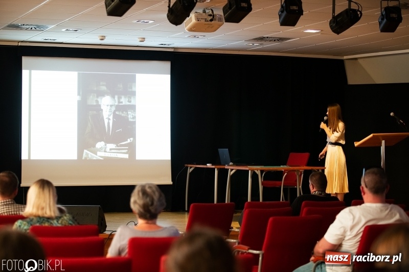 Zdjęcie w galerii na portalu naszraciborz.pl: Finisaż wystawy uczniów Liceum Plastycznego na Zamku Piastowskim wiadomości z regionu