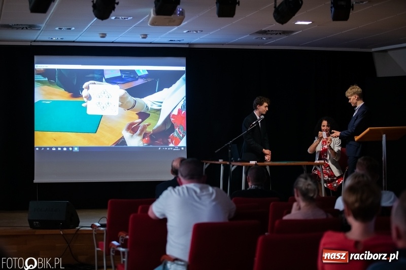 Zdjęcie w galerii na portalu naszraciborz.pl: Finisaż wystawy uczniów Liceum Plastycznego na Zamku Piastowskim wiadomości z regionu