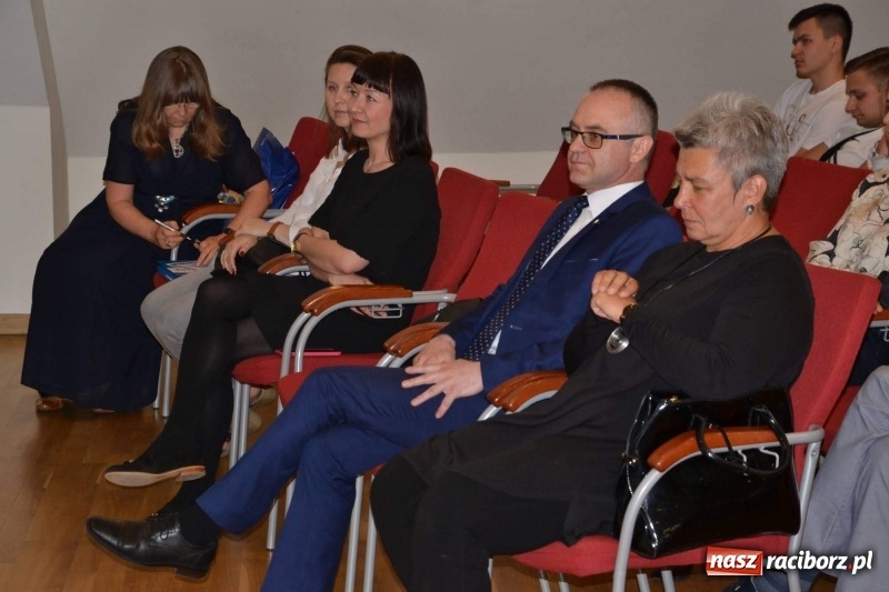 Zdjęcie w galerii na portalu naszraciborz.pl: Finisaż wystawy uczniów Liceum Plastycznego na Zamku Piastowskim wiadomości z regionu