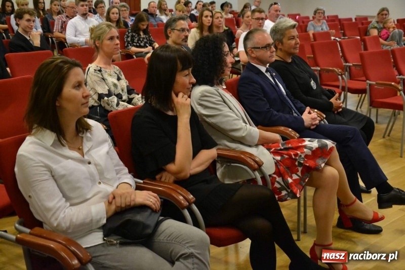 Zdjęcie w galerii na portalu naszraciborz.pl: Finisaż wystawy uczniów Liceum Plastycznego na Zamku Piastowskim wiadomości z regionu