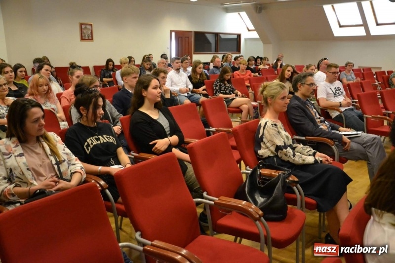 Zdjęcie w galerii na portalu naszraciborz.pl: Finisaż wystawy uczniów Liceum Plastycznego na Zamku Piastowskim wiadomości z regionu