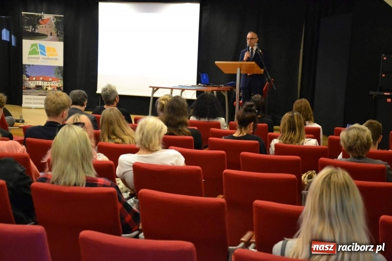 Zdjęcie w galerii na portalu naszraciborz.pl: Finisaż wystawy uczniów Liceum Plastycznego na Zamku Piastowskim wiadomości z regionu