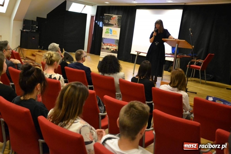 Zdjęcie w galerii na portalu naszraciborz.pl: Finisaż wystawy uczniów Liceum Plastycznego na Zamku Piastowskim wiadomości z regionu