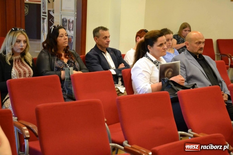 Zdjęcie w galerii na portalu naszraciborz.pl: Finisaż wystawy uczniów Liceum Plastycznego na Zamku Piastowskim wiadomości z regionu