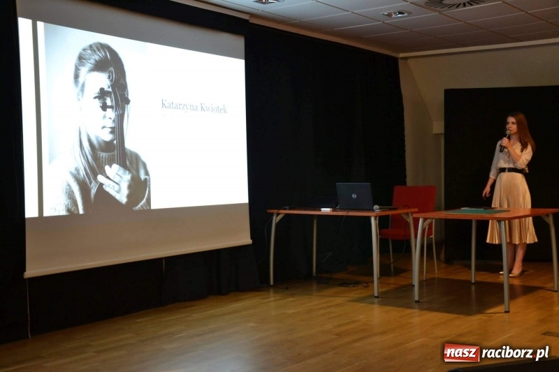 Zdjęcie w galerii na portalu naszraciborz.pl: Finisaż wystawy uczniów Liceum Plastycznego na Zamku Piastowskim wiadomości z regionu