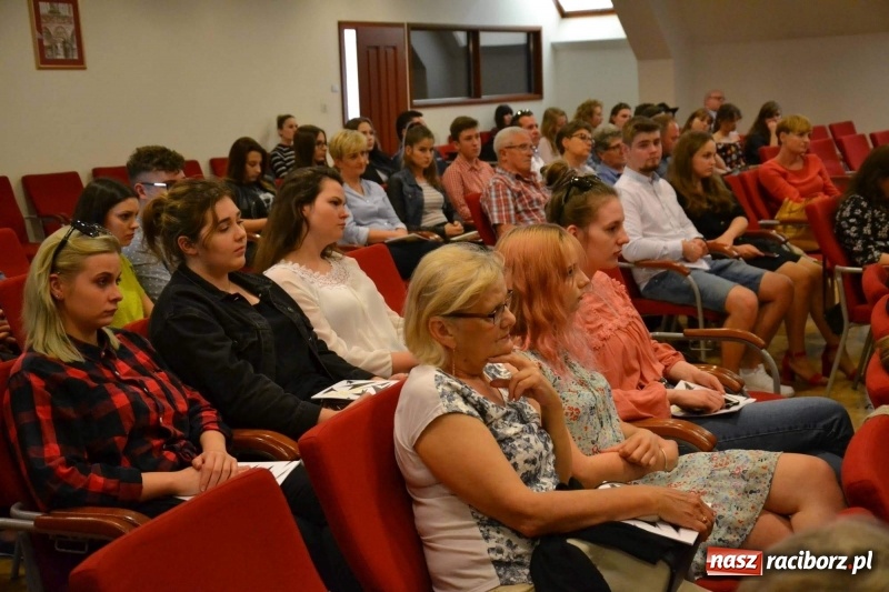 Zdjęcie w galerii na portalu naszraciborz.pl: Finisaż wystawy uczniów Liceum Plastycznego na Zamku Piastowskim wiadomości z regionu