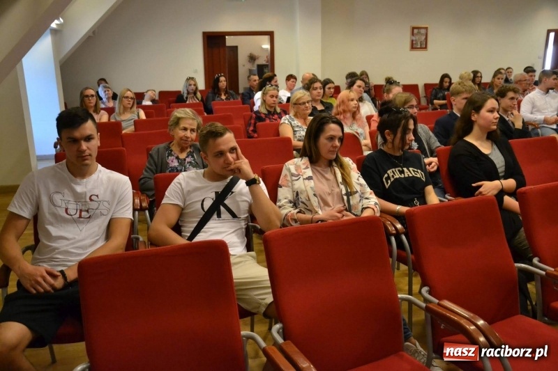 Zdjęcie w galerii na portalu naszraciborz.pl: Finisaż wystawy uczniów Liceum Plastycznego na Zamku Piastowskim wiadomości z regionu