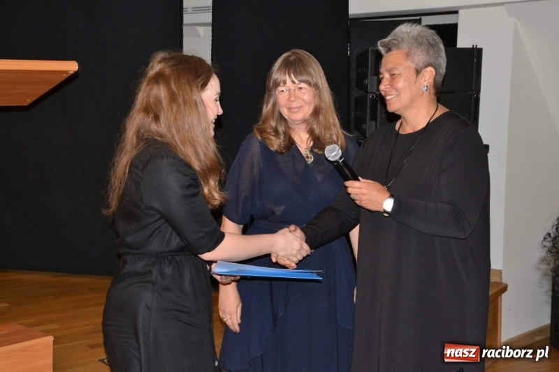 Zdjęcie w galerii na portalu naszraciborz.pl: Finisaż wystawy uczniów Liceum Plastycznego na Zamku Piastowskim wiadomości z regionu