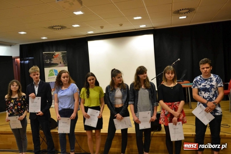 Zdjęcie w galerii na portalu naszraciborz.pl: Finisaż wystawy uczniów Liceum Plastycznego na Zamku Piastowskim wiadomości z regionu