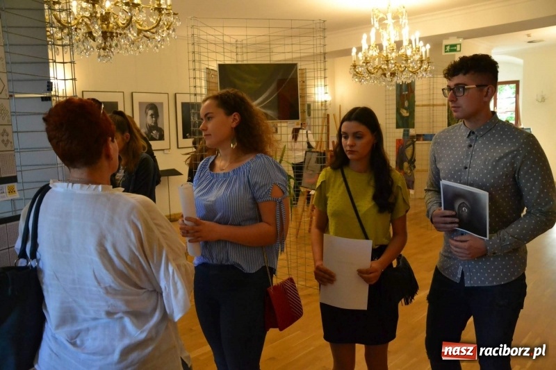 Zdjęcie w galerii na portalu naszraciborz.pl: Finisaż wystawy uczniów Liceum Plastycznego na Zamku Piastowskim wiadomości z regionu