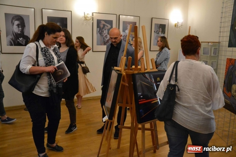 Zdjęcie w galerii na portalu naszraciborz.pl: Finisaż wystawy uczniów Liceum Plastycznego na Zamku Piastowskim wiadomości z regionu