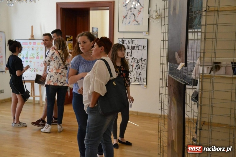 Zdjęcie w galerii na portalu naszraciborz.pl: Finisaż wystawy uczniów Liceum Plastycznego na Zamku Piastowskim wiadomości z regionu