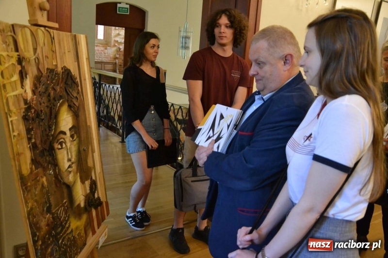 Zdjęcie w galerii na portalu naszraciborz.pl: Finisaż wystawy uczniów Liceum Plastycznego na Zamku Piastowskim wiadomości z regionu