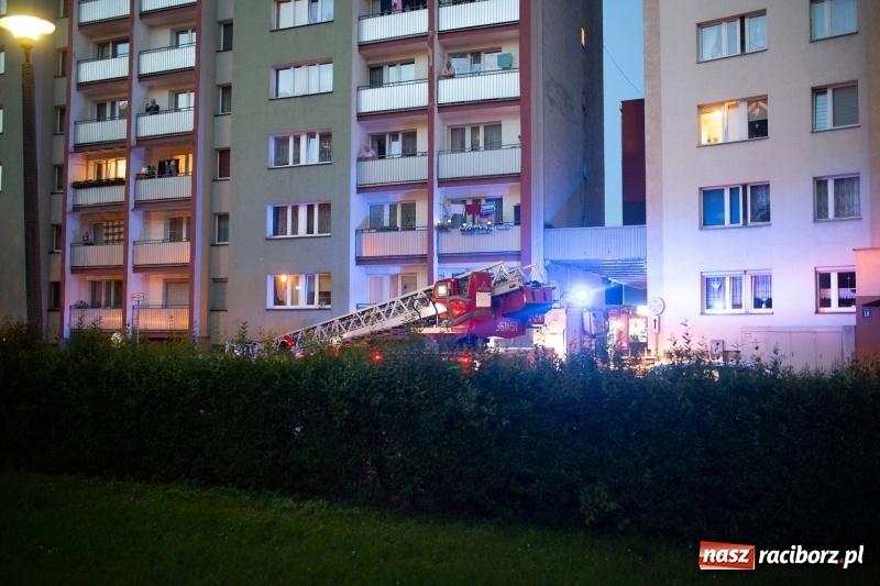 Zdjęcie w galerii na portalu naszraciborz.pl: Dym z mieszkania na Pomnikowej poderwał zastępy strażaków [FOTO] wiadomości z regionu