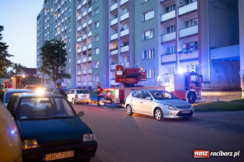 Zdjęcie w galerii na portalu naszraciborz.pl: Dym z mieszkania na Pomnikowej poderwał zastępy strażaków [FOTO] wiadomości z regionu