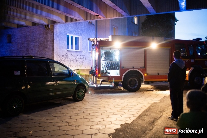Zdjęcie w galerii na portalu naszraciborz.pl: Dym z mieszkania na Pomnikowej poderwał zastępy strażaków [FOTO] wiadomości z regionu
