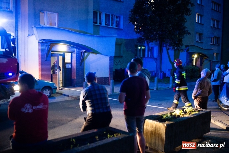 Zdjęcie w galerii na portalu naszraciborz.pl: Dym z mieszkania na Pomnikowej poderwał zastępy strażaków [FOTO] wiadomości z regionu