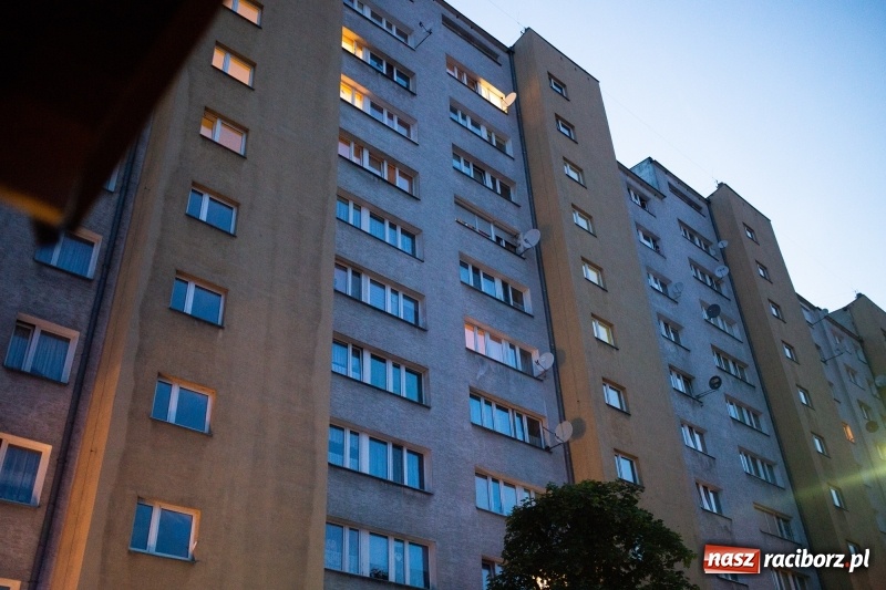 Zdjęcie w galerii na portalu naszraciborz.pl: Dym z mieszkania na Pomnikowej poderwał zastępy strażaków [FOTO] wiadomości z regionu