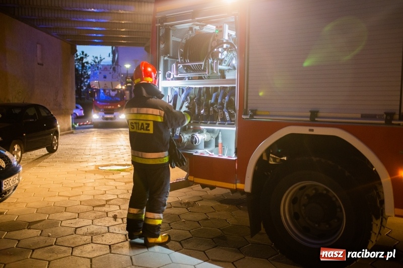 Zdjęcie w galerii na portalu naszraciborz.pl: Dym z mieszkania na Pomnikowej poderwał zastępy strażaków [FOTO] wiadomości z regionu