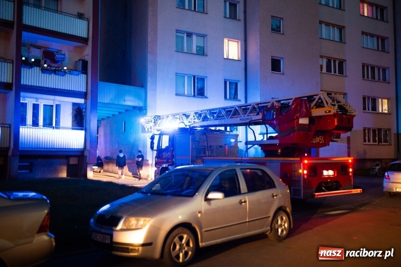 Zdjęcie w galerii na portalu naszraciborz.pl: Dym z mieszkania na Pomnikowej poderwał zastępy strażaków [FOTO] wiadomości z regionu