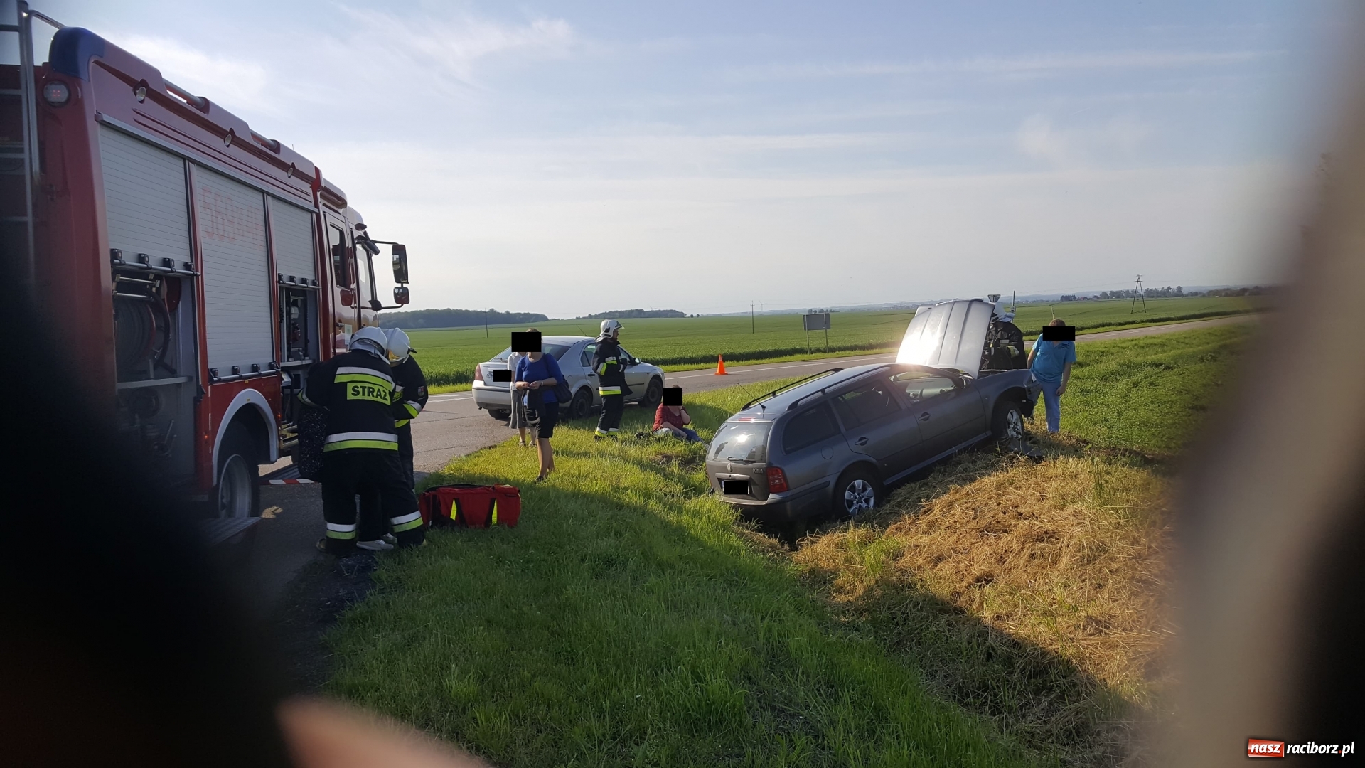 Zdjęcie w galerii na portalu naszraciborz.pl: Kraksa na Wydalu. Czeszka zakończyła podróż w rowie [FOTO] wiadomości z regionu