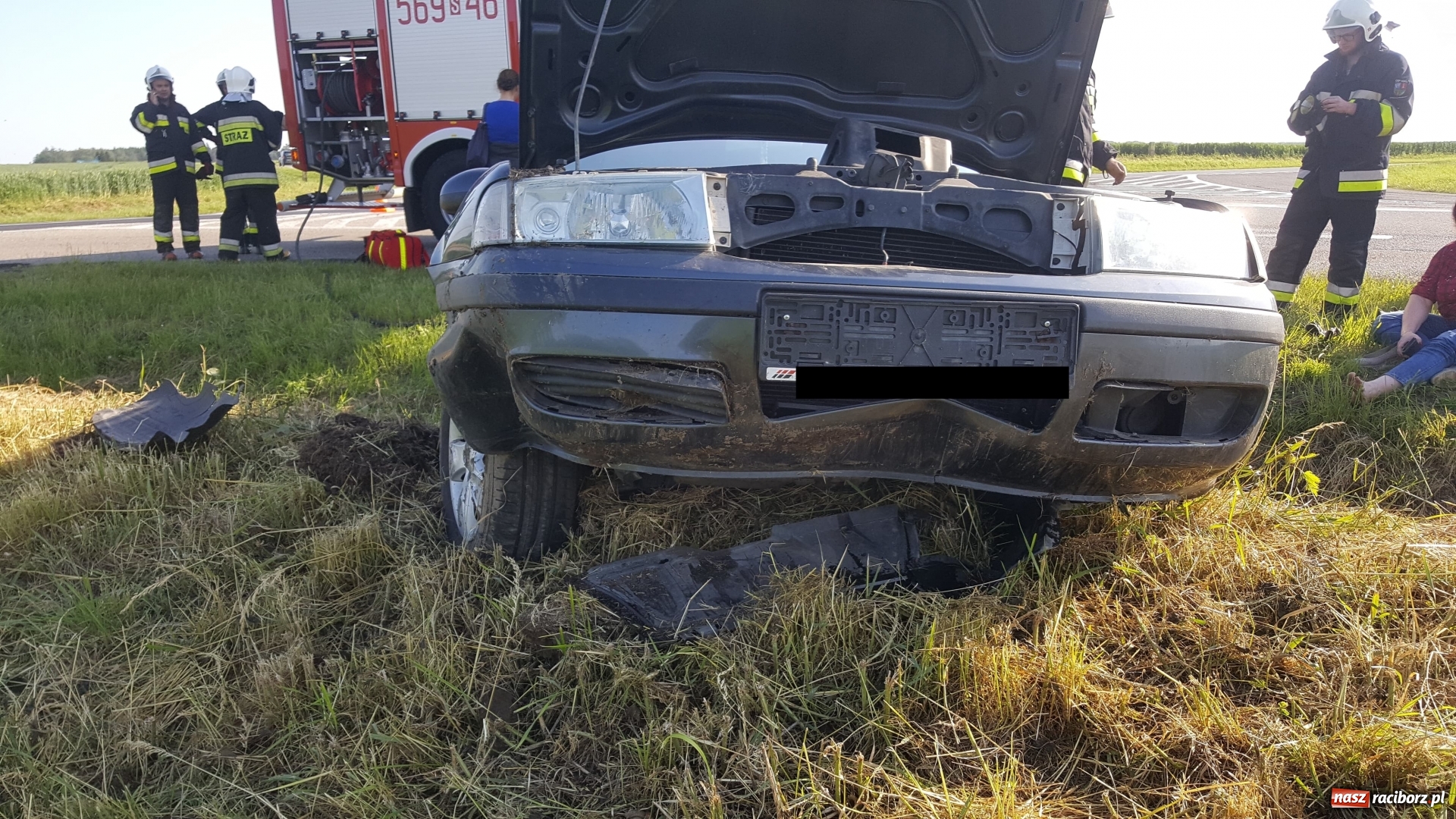 Zdjęcie w galerii na portalu naszraciborz.pl: Kraksa na Wydalu. Czeszka zakończyła podróż w rowie [FOTO] wiadomości z regionu