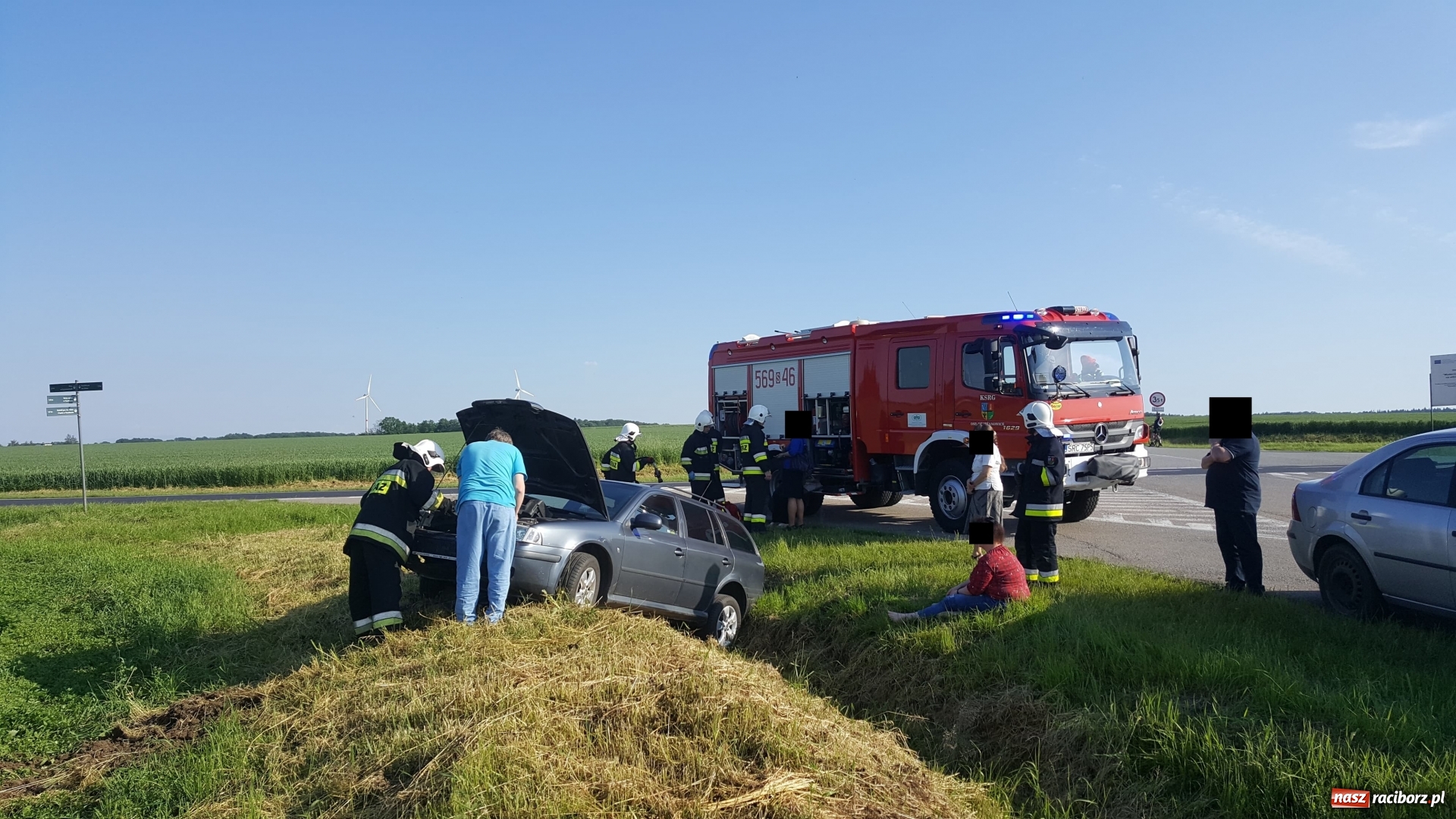 Zdjęcie w galerii na portalu naszraciborz.pl: Kraksa na Wydalu. Czeszka zakończyła podróż w rowie [FOTO] wiadomości z regionu