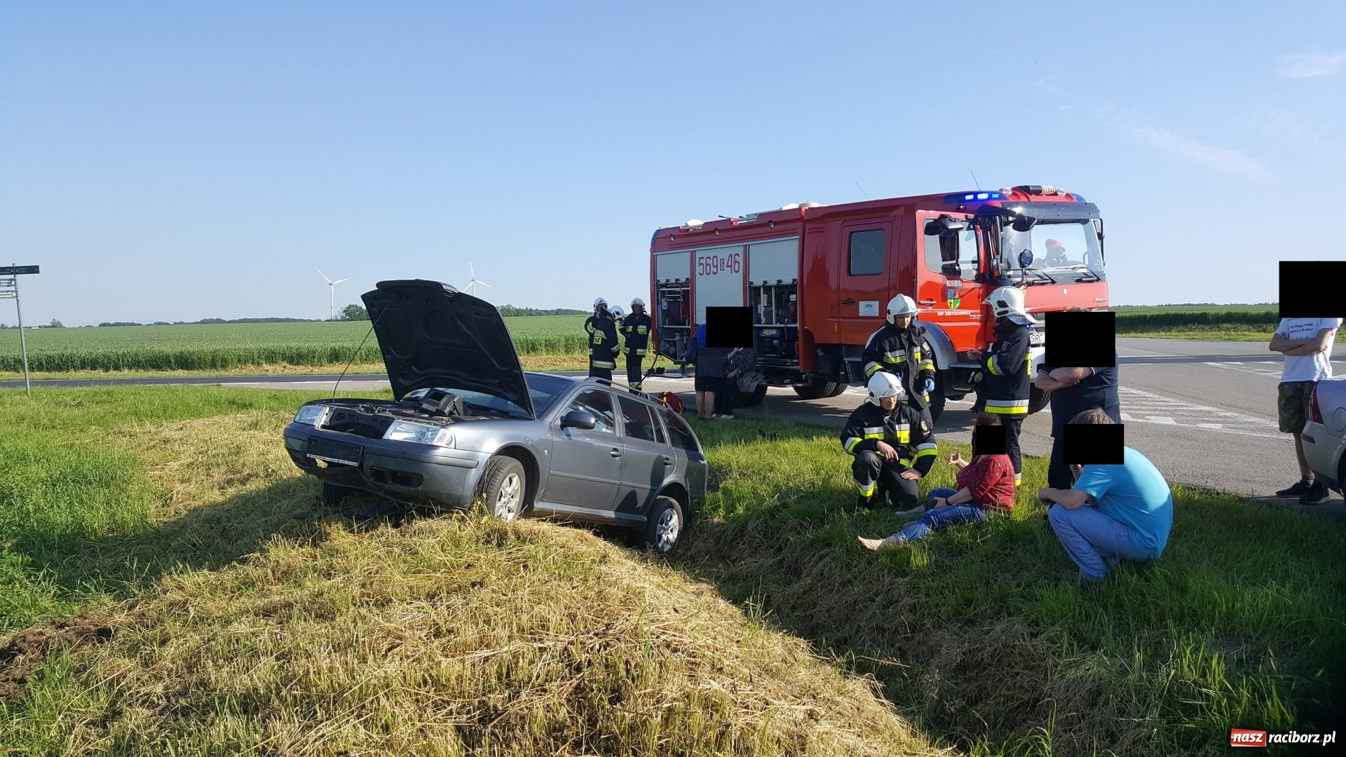 Zdjęcie w galerii na portalu naszraciborz.pl: Kraksa na Wydalu. Czeszka zakończyła podróż w rowie [FOTO] wiadomości z regionu