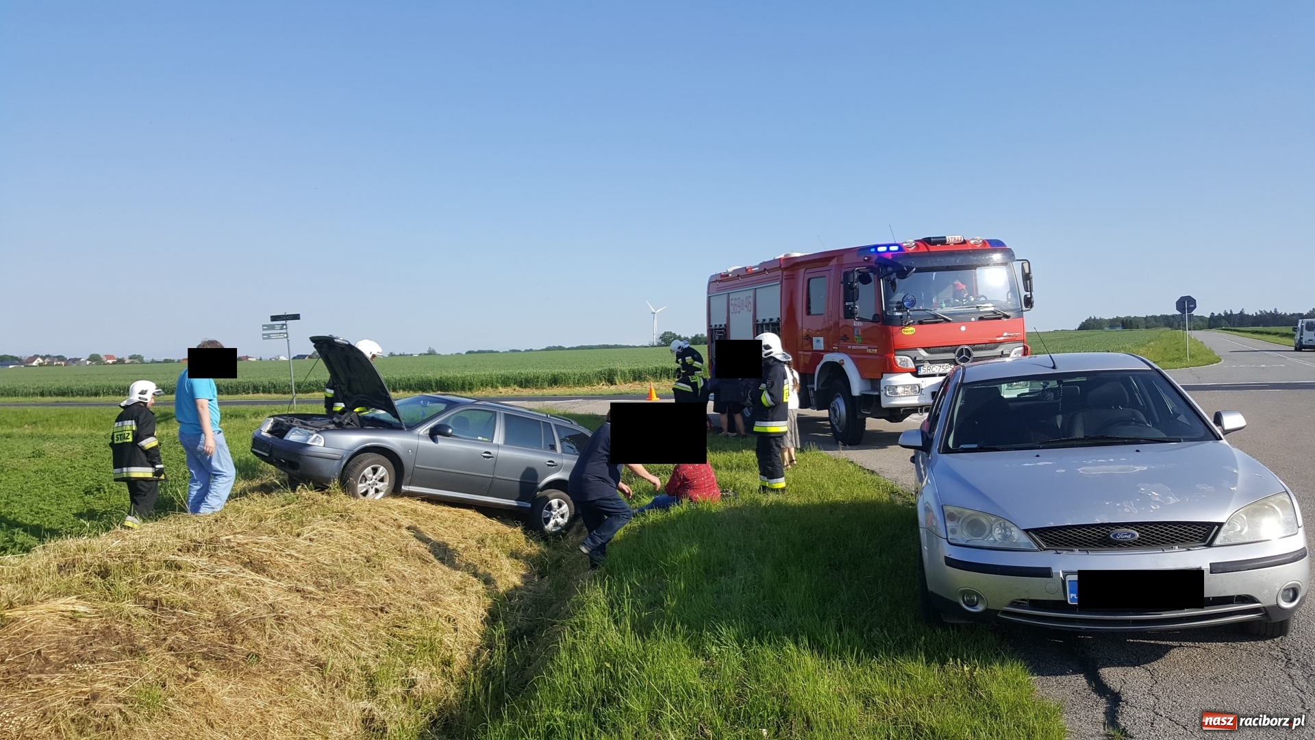 Zdjęcie w galerii na portalu naszraciborz.pl: Kraksa na Wydalu. Czeszka zakończyła podróż w rowie [FOTO] wiadomości z regionu