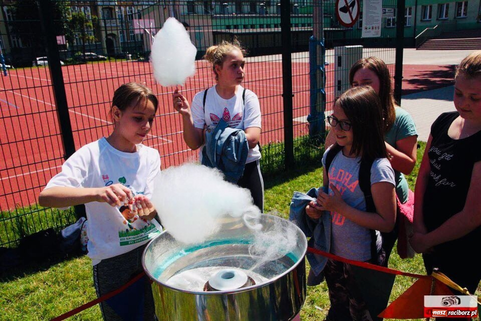 Zdjęcie w galerii na portalu naszraciborz.pl:  Kolorowy i słodki dzień w SP 13  wiadomości z regionu