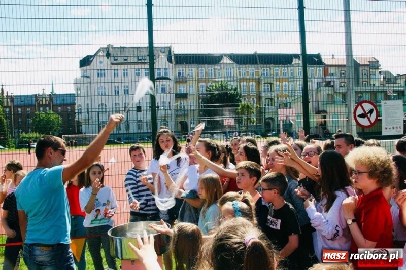 Zdjęcie w galerii na portalu naszraciborz.pl:  Kolorowy i słodki dzień w SP 13  wiadomości z regionu