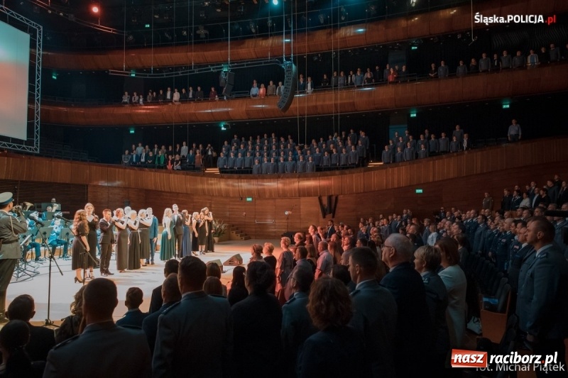 Zdjęcie w galerii na portalu naszraciborz.pl: Raciborzanie śpiewali dla policjantów z całego świata [FOTO i WIDEO] wiadomości z regionu