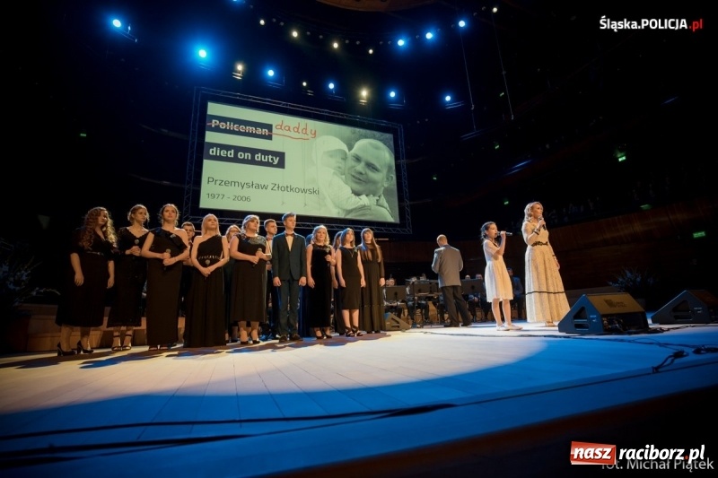 Zdjęcie w galerii na portalu naszraciborz.pl: Raciborzanie śpiewali dla policjantów z całego świata [FOTO i WIDEO] wiadomości z regionu