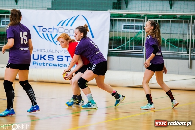 Zdjęcie w galerii na portalu naszraciborz.pl: Turniej Przyjaźni Przaja Handballowi w Arenie Rafako wiadomości z regionu