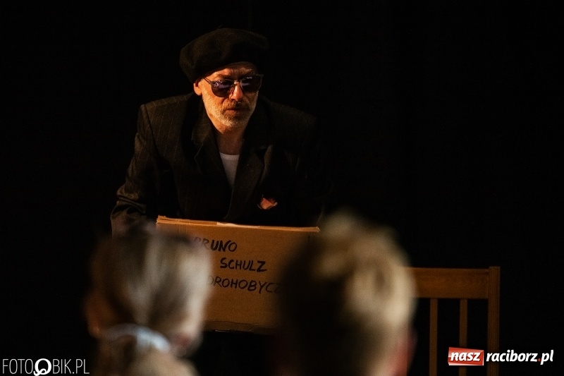 Zdjęcie w galerii na portalu naszraciborz.pl: Midraszowy Teatr Żydowski wystawił Sklepy cynamonowe wiadomości z regionu