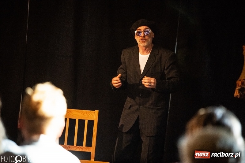 Zdjęcie w galerii na portalu naszraciborz.pl: Midraszowy Teatr Żydowski wystawił Sklepy cynamonowe wiadomości z regionu