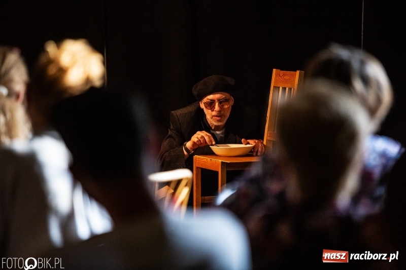 Zdjęcie w galerii na portalu naszraciborz.pl: Midraszowy Teatr Żydowski wystawił Sklepy cynamonowe wiadomości z regionu