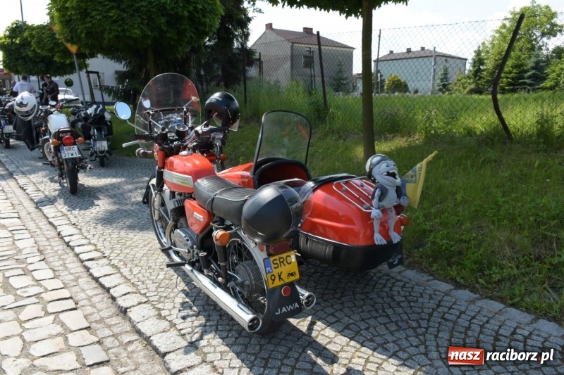 Zdjęcie w galerii na portalu naszraciborz.pl: Kochajcie oldtimery! Czar starych samochodów w Krzyżanowicach [FOTO]  wiadomości z regionu