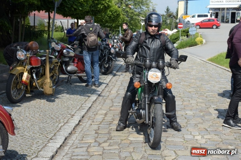 Zdjęcie w galerii na portalu naszraciborz.pl: Kochajcie oldtimery! Czar starych samochodów w Krzyżanowicach [FOTO]  wiadomości z regionu