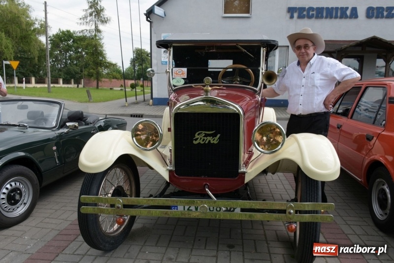 Zdjęcie w galerii na portalu naszraciborz.pl: Kochajcie oldtimery! Czar starych samochodów w Krzyżanowicach [FOTO]  wiadomości z regionu