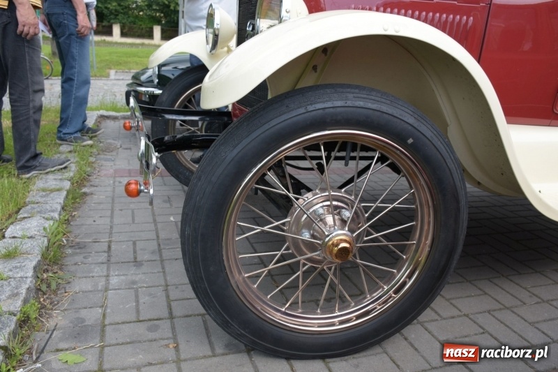 Zdjęcie w galerii na portalu naszraciborz.pl: Kochajcie oldtimery! Czar starych samochodów w Krzyżanowicach [FOTO]  wiadomości z regionu