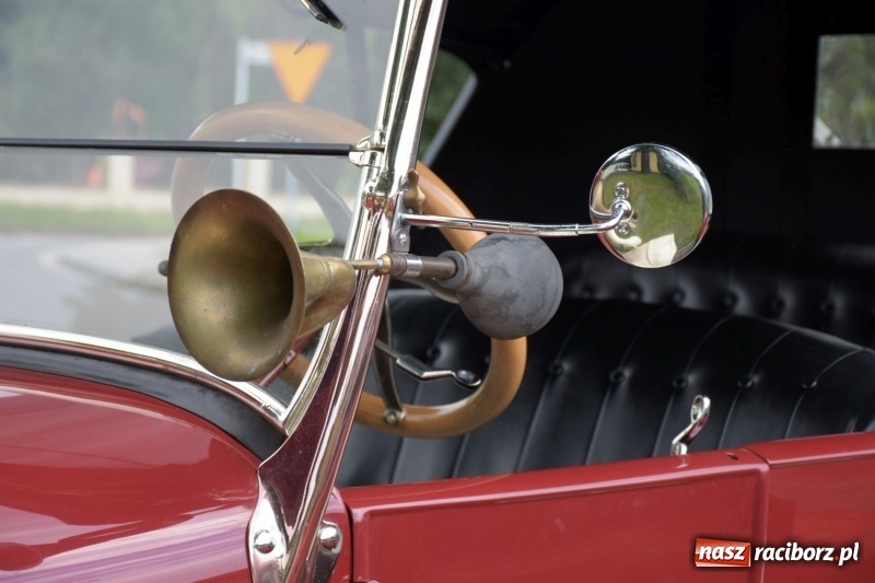 Zdjęcie w galerii na portalu naszraciborz.pl: Kochajcie oldtimery! Czar starych samochodów w Krzyżanowicach [FOTO]  wiadomości z regionu