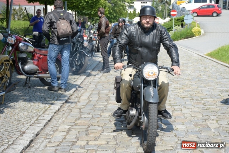 Zdjęcie w galerii na portalu naszraciborz.pl: Kochajcie oldtimery! Czar starych samochodów w Krzyżanowicach [FOTO]  wiadomości z regionu