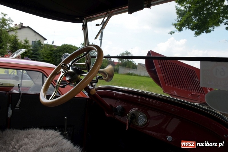 Zdjęcie w galerii na portalu naszraciborz.pl: Kochajcie oldtimery! Czar starych samochodów w Krzyżanowicach [FOTO]  wiadomości z regionu
