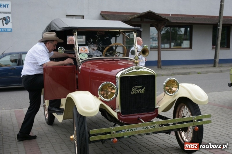 Zdjęcie w galerii na portalu naszraciborz.pl: Kochajcie oldtimery! Czar starych samochodów w Krzyżanowicach [FOTO]  wiadomości z regionu