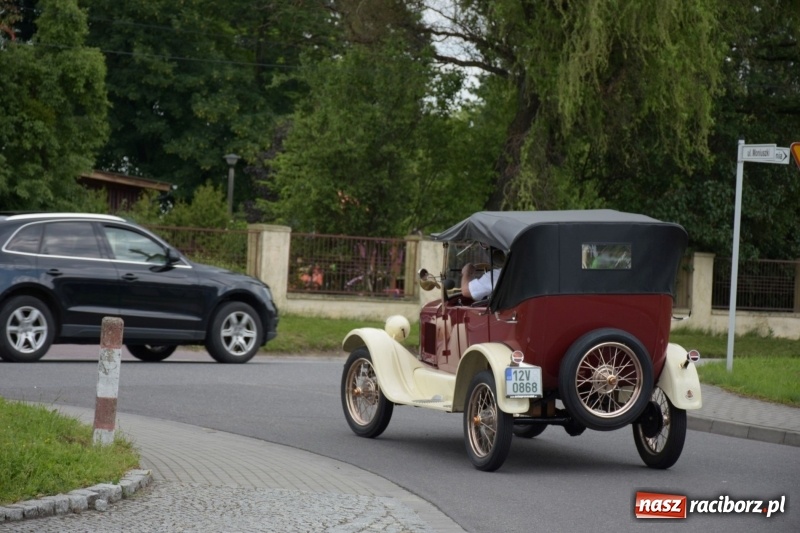 Zdjęcie w galerii na portalu naszraciborz.pl: Kochajcie oldtimery! Czar starych samochodów w Krzyżanowicach [FOTO]  wiadomości z regionu