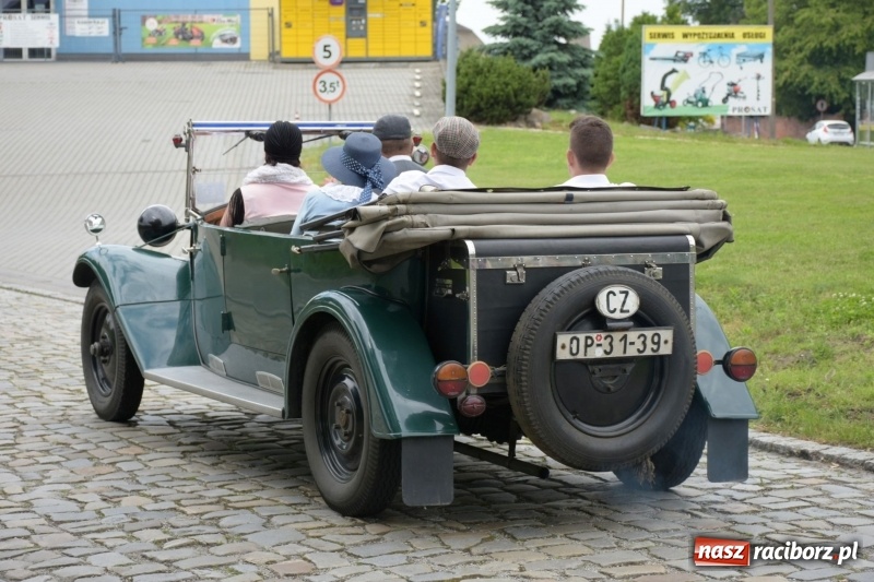 Zdjęcie w galerii na portalu naszraciborz.pl: Kochajcie oldtimery! Czar starych samochodów w Krzyżanowicach [FOTO]  wiadomości z regionu