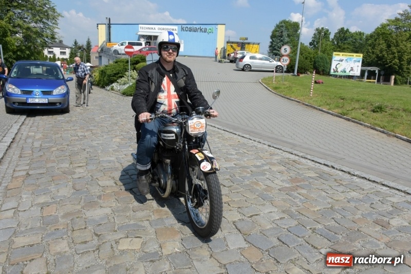 Zdjęcie w galerii na portalu naszraciborz.pl: Kochajcie oldtimery! Czar starych samochodów w Krzyżanowicach [FOTO]  wiadomości z regionu
