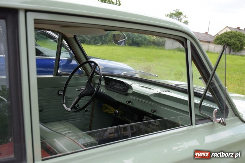 Zdjęcie w galerii na portalu naszraciborz.pl: Kochajcie oldtimery! Czar starych samochodów w Krzyżanowicach [FOTO]  wiadomości z regionu